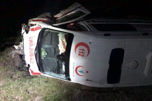 Ambulans ile otomobil çarpıştı: 1 ölü, 3 yaralı
