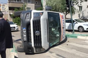 Bursa'da öğrenci ve işçi servisinin çarpışma anı güvenlik kamerasına yansıdı