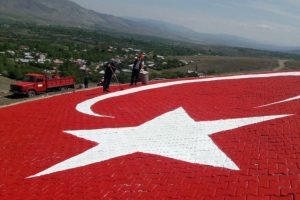 660 metrekarelik dev Türk bayrağı oluşturuldu