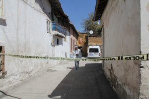 Cinnet getiren koca eşini çekiçle öldürdü!