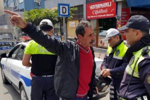 Sürücüden polise tepki: İnsan kız arkadaşının yanında alınır mı?
