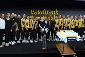 Şampiyon, basın mensuplarıyla bir arada