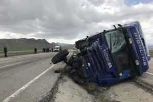 Kamyonet ile TIR çarpıştı: 2 ölü, 1 yaralı