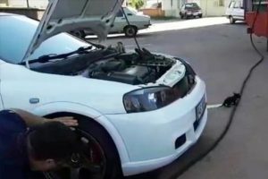 Otomobil motorundan böyle kurtarıldı