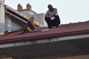 Dövdü, uzaklaştırma kararı alınınca da çatıya çıktı!