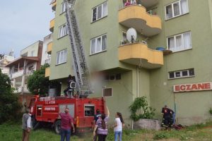 7 katlı binada korkutan yangın!