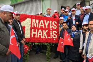 HAK-İŞ Cumhuriyet Anıtına çelenk bıraktı