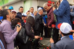 TÜRK-İŞ Cumhuriyet Anıtı'na karanfil bıraktı