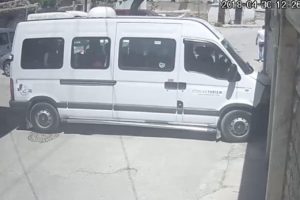 Sürücü kalp krizi geçirdi, öğrenci servisi duvara çarptı