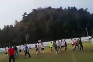 U17 Ligi'nde taraftarlar bıçak ve sopalarla futbolculara saldırdı