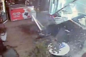 Milyonluk otomobille dükkana böyle girdi!