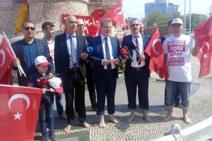 HAK-SEN üyeleri Taksim'e yalın ayak çıktı