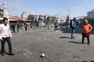 1 Mayıs'ta esnaf polisle top oynadı