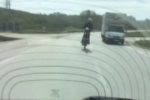 Motosiklet sürücüsünün tehlikeli yolculuğu