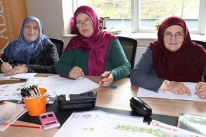 Üç kız kardeş azimleriyle 'okumanın yaşı yok' dedirtti
