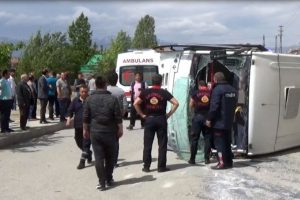 Otomobille halk otobüsü çarpıştı: Çok sayıda yaralı