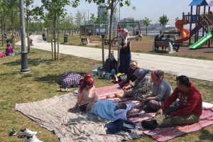 Vatandaşlar sahillere ve parklara akın etti