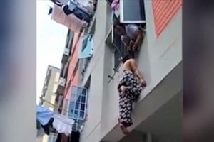 Üçüncü kattan düşen kadını saçlarından yakaladı ama...