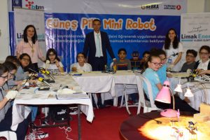 Bursa'da çocuklar kendi yaptıkları robotlarıyla, yenilenebilir enerjiyi öğrendi