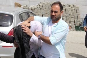 Tuvalete atılan uyuşturucu paketlerini polis buldu