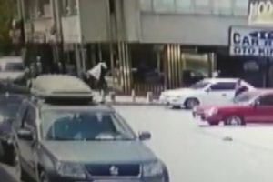 Kurye aracı soyguncusu kamerada