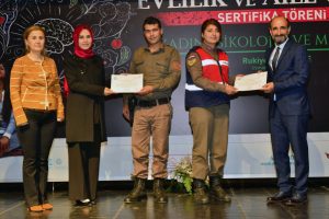 Bursa'da Evlilik ve Aile Okulu kursiyerleri sertifikalarını aldı