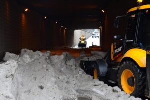 Alt geçite biriken doluyu kepçeyle temizlediler