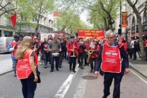 Birleşik Krallık'ta işçiler kemer sıkma politikalarını protesto ediyor