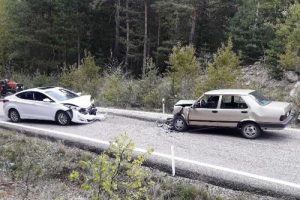 Otomobiller çarpıştı: 6 yaralı