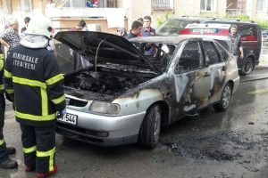Yanan otomobil kullanılamaz hale geldi