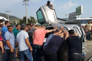 Ciple otomobil çarpıştı: 6 yaralı