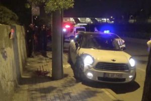 Kaldırıma çıkan otomobil kadına çarptı
