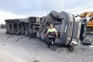 Hurda yüklü tır devrildi