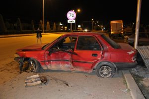Kontrolden çıkan otomobil mermer taşlara çarptı!