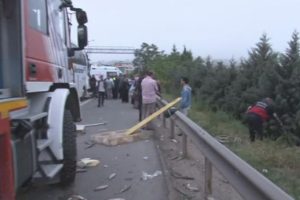 Kamyon ile otobüs çarpıştı! Yaralılar var