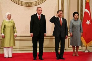 Güney Kore liderinden asker selamı