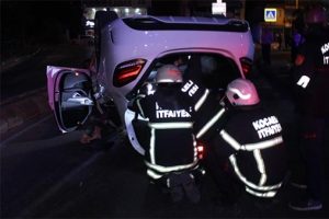 Kaldırıma çarpan lüks otomobil takla attı!