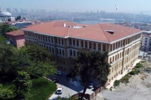 Tarihi binada 57 ülkeden öğrenci eğitim görüyor