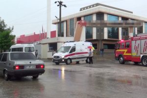 Fabrikanın istinat duvarı çöktü: 1 yaralı, 1 kayıp