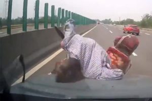 Ters yöne giden motosikletli son anda kurtuldu!