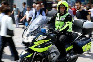 Motorize sağlık görevlisinden anlamlı ziyaret