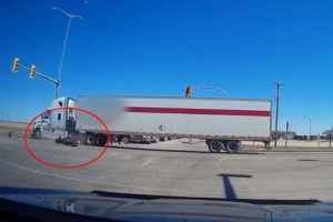 TIR'ın altında kalmaktan son anda kurtuldu
