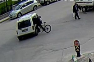Hızla giden bisikletli araca böyle çarptı