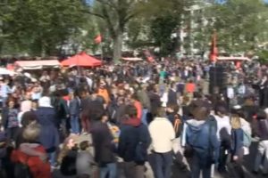 Türkiye'de PKK, Almanya'da YPG paçavraları taşındı!