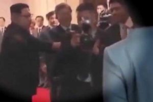 Kim Jong-un eşini çekmeye çalışan foto muhabirini itti