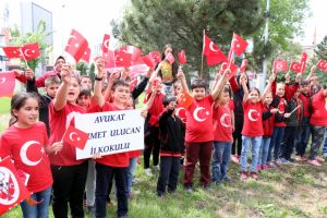 İlkokul öğrencileri şehitliğe fidan dikti