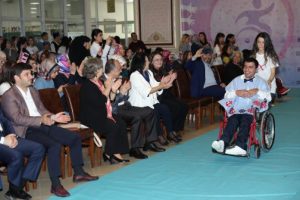 Engelli gençlerden 'engelsiz' defile