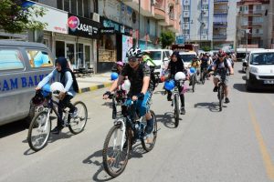 Astıma dikkat çekmek için pedal çevirdiler