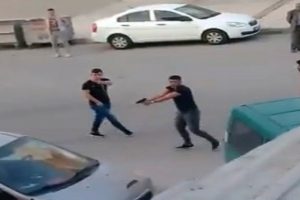 Sokak ortasında çatışma anı kamerada!