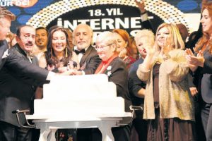 Ödül gecesine ünlü yağmuru
